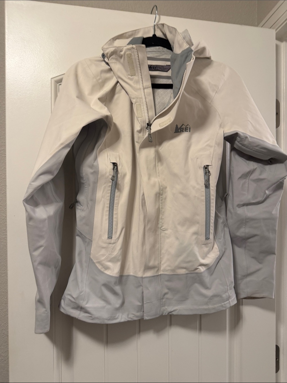 REI Women's Two-Tone Hooded Softshell Jacket in Cream and Light Gray